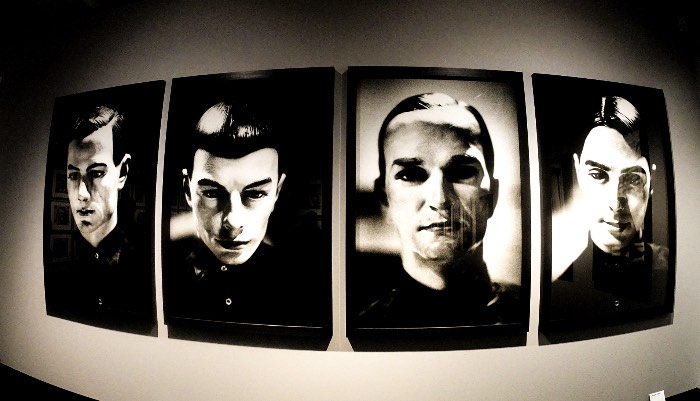 Para celebrar os sessenta anos de Anton Corbijn, o C/O Berlin resolveu montar uma exposição especial fazendo uma retrospectiva do trabalho dele com cerca de 600 fotografias. Muitas delas nunca foram vistas antes e isso é apenas um pequeno detalhe que transforma essa exposição em algo especial.