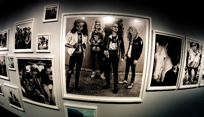 Para celebrar os sessenta anos de Anton Corbijn, o C/O Berlin resolveu montar uma exposição especial fazendo uma retrospectiva do trabalho dele com cerca de 600 fotografias. Muitas delas nunca foram vistas antes e isso é apenas um pequeno detalhe que transforma essa exposição em algo especial.