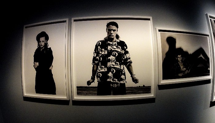 Para celebrar os sessenta anos de Anton Corbijn, o C/O Berlin resolveu montar uma exposição especial fazendo uma retrospectiva do trabalho dele com cerca de 600 fotografias. Muitas delas nunca foram vistas antes e isso é apenas um pequeno detalhe que transforma essa exposição em algo especial.