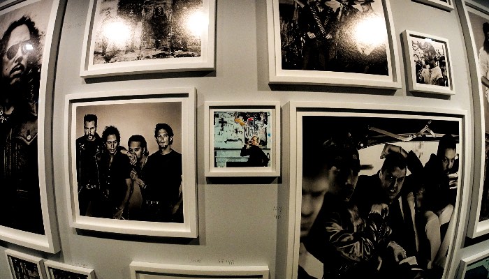 Para celebrar os sessenta anos de Anton Corbijn, o C/O Berlin resolveu montar uma exposição especial fazendo uma retrospectiva do trabalho dele com cerca de 600 fotografias. Muitas delas nunca foram vistas antes e isso é apenas um pequeno detalhe que transforma essa exposição em algo especial.