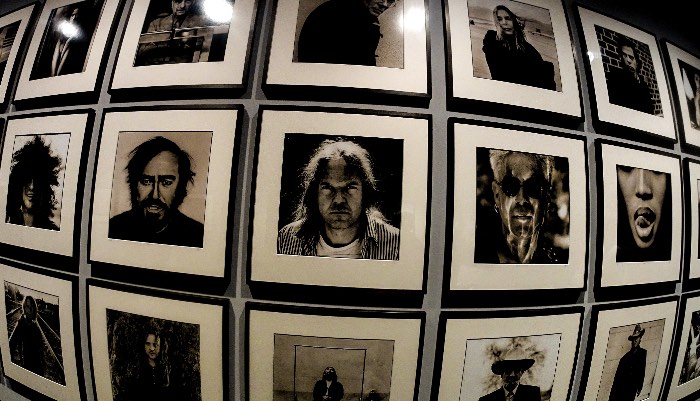 Para celebrar os sessenta anos de Anton Corbijn, o C/O Berlin resolveu montar uma exposição especial fazendo uma retrospectiva do trabalho dele com cerca de 600 fotografias. Muitas delas nunca foram vistas antes e isso é apenas um pequeno detalhe que transforma essa exposição em algo especial.