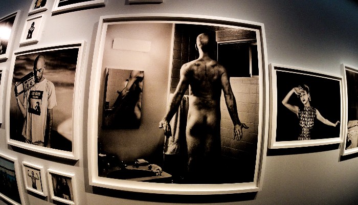Para celebrar os sessenta anos de Anton Corbijn, o C/O Berlin resolveu montar uma exposição especial fazendo uma retrospectiva do trabalho dele com cerca de 600 fotografias. Muitas delas nunca foram vistas antes e isso é apenas um pequeno detalhe que transforma essa exposição em algo especial.