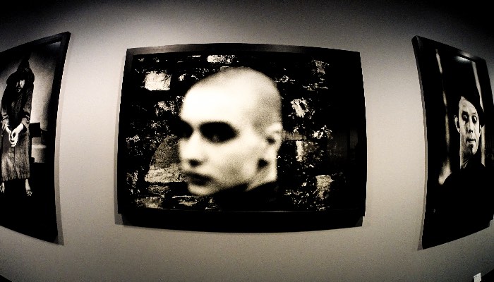 Para celebrar os sessenta anos de Anton Corbijn, o C/O Berlin resolveu montar uma exposição especial fazendo uma retrospectiva do trabalho dele com cerca de 600 fotografias. Muitas delas nunca foram vistas antes e isso é apenas um pequeno detalhe que transforma essa exposição em algo especial.