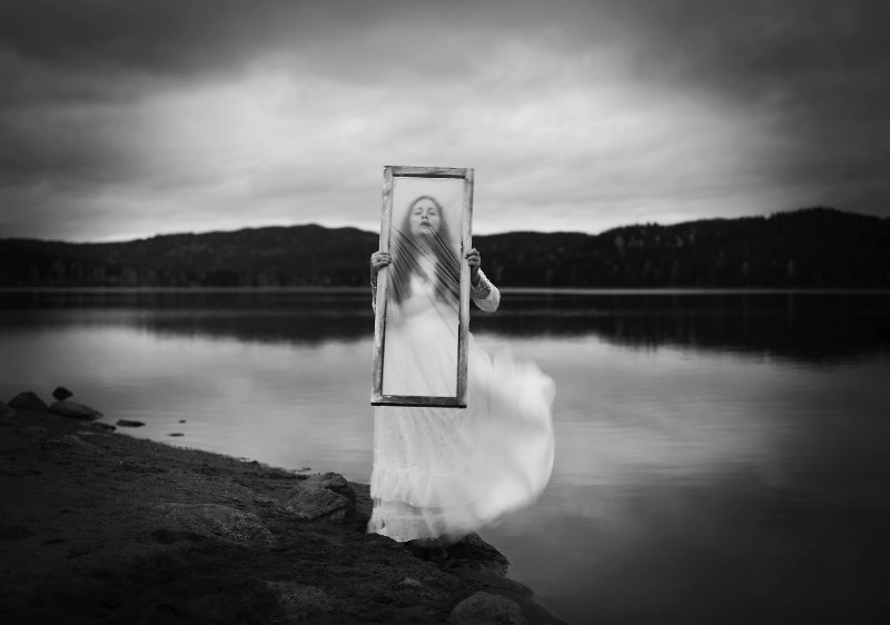 A fotografia de Maren Klemp é voltada para chamar a atenção dos problemas mentais que afligem tantas pessoas nos dias de hoje. A artista usa de fotos sombrias para criar representações visuais de condições ligadas a doenças mentais. Essas imagens que ela cria são cercadas de escuridão, isolamento, tristeza e relações familiares.