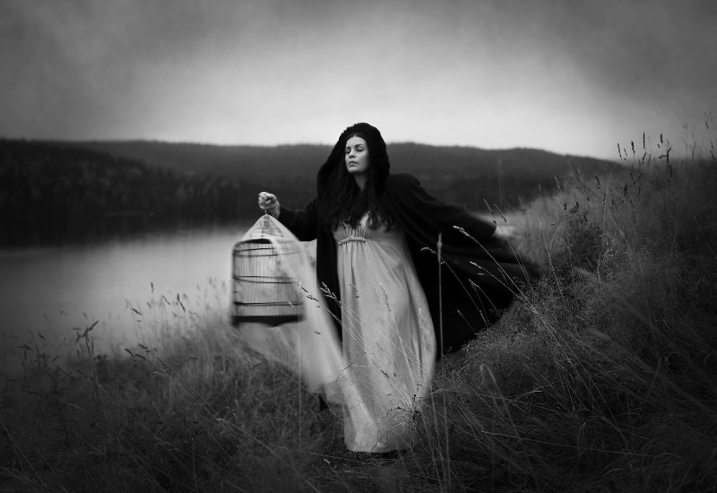 A fotografia de Maren Klemp é voltada para chamar a atenção dos problemas mentais que afligem tantas pessoas nos dias de hoje. A artista usa de fotos sombrias para criar representações visuais de condições ligadas a doenças mentais. Essas imagens que ela cria são cercadas de escuridão, isolamento, tristeza e relações familiares.