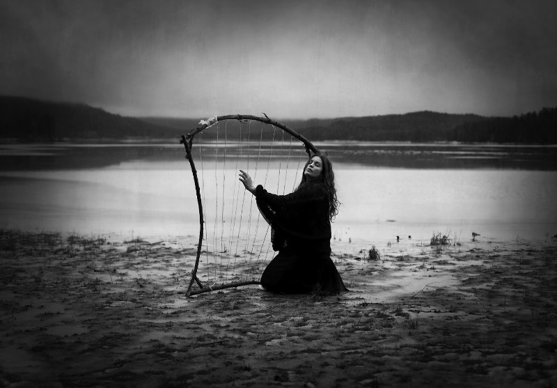 A fotografia de Maren Klemp é voltada para chamar a atenção dos problemas mentais que afligem tantas pessoas nos dias de hoje. A artista usa de fotos sombrias para criar representações visuais de condições ligadas a doenças mentais. Essas imagens que ela cria são cercadas de escuridão, isolamento, tristeza e relações familiares.