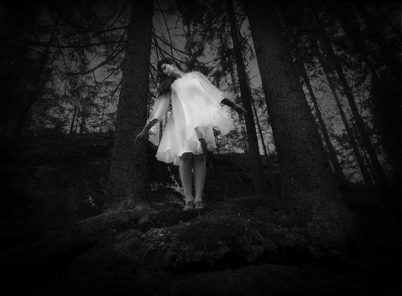 A fotografia de Maren Klemp é voltada para chamar a atenção dos problemas mentais que afligem tantas pessoas nos dias de hoje. A artista usa de fotos sombrias para criar representações visuais de condições ligadas a doenças mentais. Essas imagens que ela cria são cercadas de escuridão, isolamento, tristeza e relações familiares.