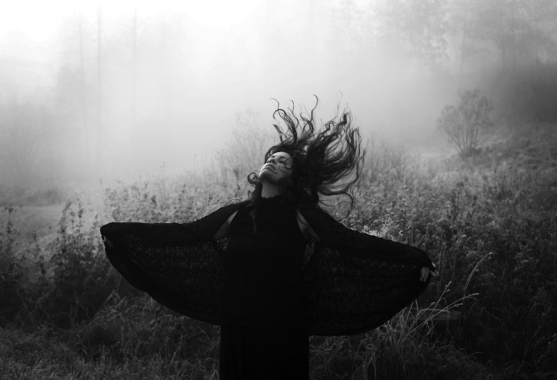 A fotografia de Maren Klemp é voltada para chamar a atenção dos problemas mentais que afligem tantas pessoas nos dias de hoje. A artista usa de fotos sombrias para criar representações visuais de condições ligadas a doenças mentais. Essas imagens que ela cria são cercadas de escuridão, isolamento, tristeza e relações familiares.