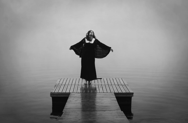 A fotografia de Maren Klemp é voltada para chamar a atenção dos problemas mentais que afligem tantas pessoas nos dias de hoje. A artista usa de fotos sombrias para criar representações visuais de condições ligadas a doenças mentais. Essas imagens que ela cria são cercadas de escuridão, isolamento, tristeza e relações familiares.