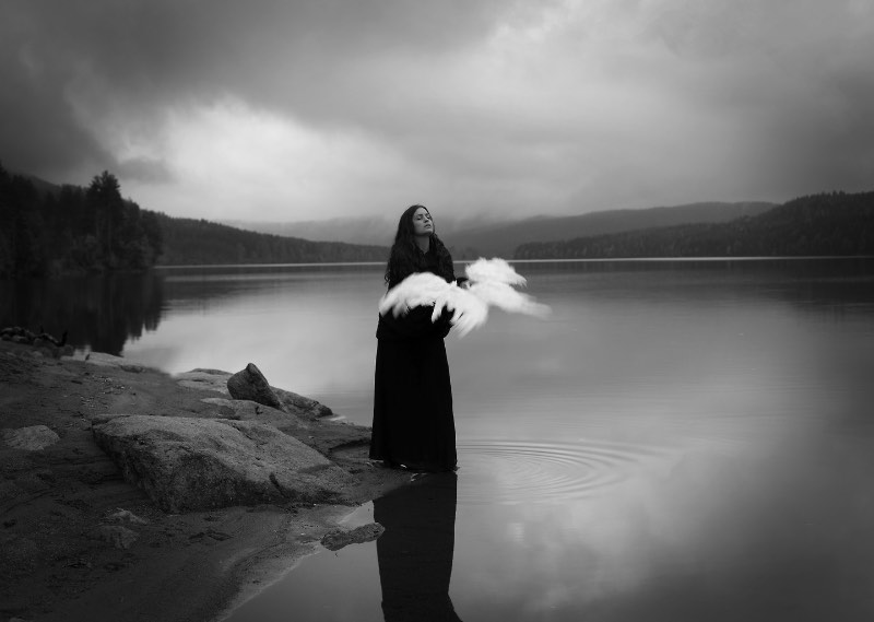 A fotografia de Maren Klemp é voltada para chamar a atenção dos problemas mentais que afligem tantas pessoas nos dias de hoje. A artista usa de fotos sombrias para criar representações visuais de condições ligadas a doenças mentais. Essas imagens que ela cria são cercadas de escuridão, isolamento, tristeza e relações familiares.
