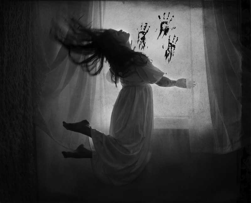 A fotografia de Maren Klemp é voltada para chamar a atenção dos problemas mentais que afligem tantas pessoas nos dias de hoje. A artista usa de fotos sombrias para criar representações visuais de condições ligadas a doenças mentais. Essas imagens que ela cria são cercadas de escuridão, isolamento, tristeza e relações familiares.