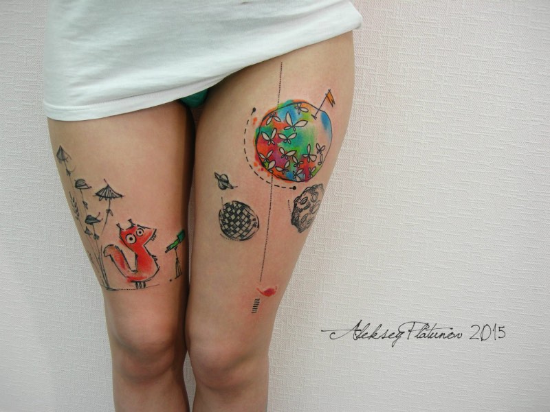 É na cidade russa de Kirov que Aleksey Platunov trabalha com seu estilo quase único de tatuagens. Ele criou seu estilo misturando rascunhos, linhas soltas, cores orgânicas, aquarelas e muita atenção aos detalhes de uma composição. Foi misturando todos esses elementos que ele desenvolveu um estilo de tatuagens lúdico, quase infantil e que parece ter pulado de um livro infantil. Não é algo que eu teria no meu corpo mas eu realmente gostei do que vi no portfólio dele no facebook.