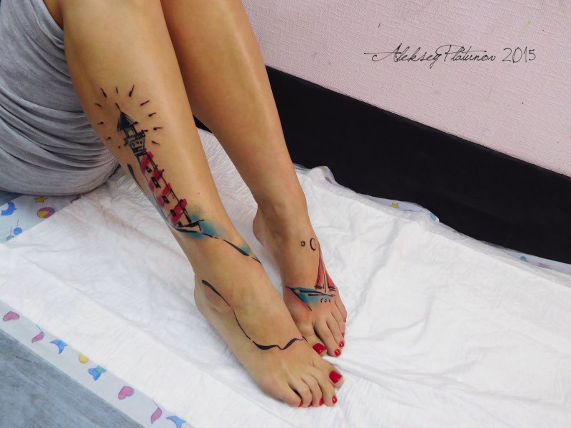 É na cidade russa de Kirov que Aleksey Platunov trabalha com seu estilo quase único de tatuagens. Ele criou seu estilo misturando rascunhos, linhas soltas, cores orgânicas, aquarelas e muita atenção aos detalhes de uma composição. Foi misturando todos esses elementos que ele desenvolveu um estilo de tatuagens lúdico, quase infantil e que parece ter pulado de um livro infantil. Não é algo que eu teria no meu corpo mas eu realmente gostei do que vi no portfólio dele no facebook.