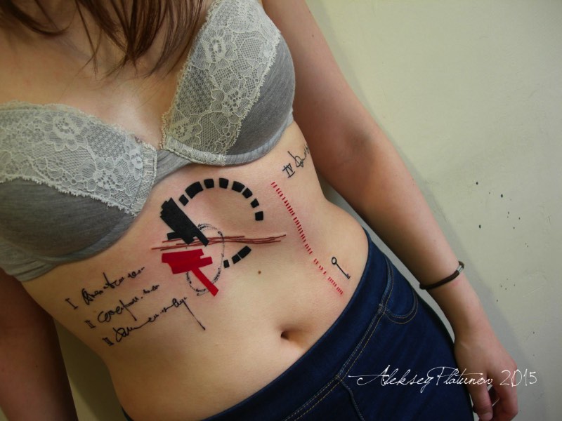É na cidade russa de Kirov que Aleksey Platunov trabalha com seu estilo quase único de tatuagens. Ele criou seu estilo misturando rascunhos, linhas soltas, cores orgânicas, aquarelas e muita atenção aos detalhes de uma composição. Foi misturando todos esses elementos que ele desenvolveu um estilo de tatuagens lúdico, quase infantil e que parece ter pulado de um livro infantil. Não é algo que eu teria no meu corpo mas eu realmente gostei do que vi no portfólio dele no facebook.