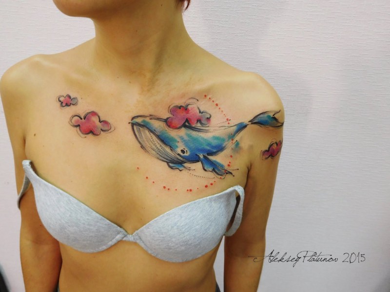 É na cidade russa de Kirov que Aleksey Platunov trabalha com seu estilo quase único de tatuagens. Ele criou seu estilo misturando rascunhos, linhas soltas, cores orgânicas, aquarelas e muita atenção aos detalhes de uma composição. Foi misturando todos esses elementos que ele desenvolveu um estilo de tatuagens lúdico, quase infantil e que parece ter pulado de um livro infantil. Não é algo que eu teria no meu corpo mas eu realmente gostei do que vi no portfólio dele no facebook.