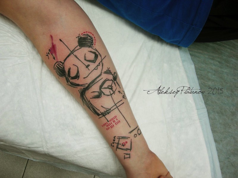 É na cidade russa de Kirov que Aleksey Platunov trabalha com seu estilo quase único de tatuagens. Ele criou seu estilo misturando rascunhos, linhas soltas, cores orgânicas, aquarelas e muita atenção aos detalhes de uma composição. Foi misturando todos esses elementos que ele desenvolveu um estilo de tatuagens lúdico, quase infantil e que parece ter pulado de um livro infantil. Não é algo que eu teria no meu corpo mas eu realmente gostei do que vi no portfólio dele no facebook.