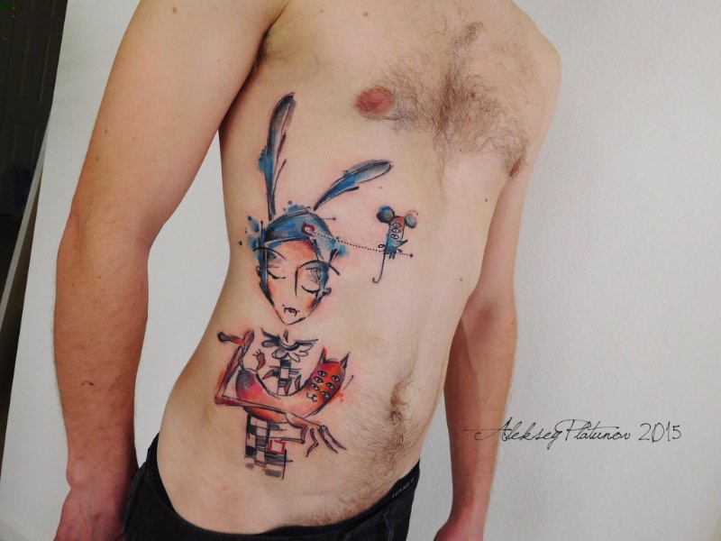 É na cidade russa de Kirov que Aleksey Platunov trabalha com seu estilo quase único de tatuagens. Ele criou seu estilo misturando rascunhos, linhas soltas, cores orgânicas, aquarelas e muita atenção aos detalhes de uma composição. Foi misturando todos esses elementos que ele desenvolveu um estilo de tatuagens lúdico, quase infantil e que parece ter pulado de um livro infantil. Não é algo que eu teria no meu corpo mas eu realmente gostei do que vi no portfólio dele no facebook.