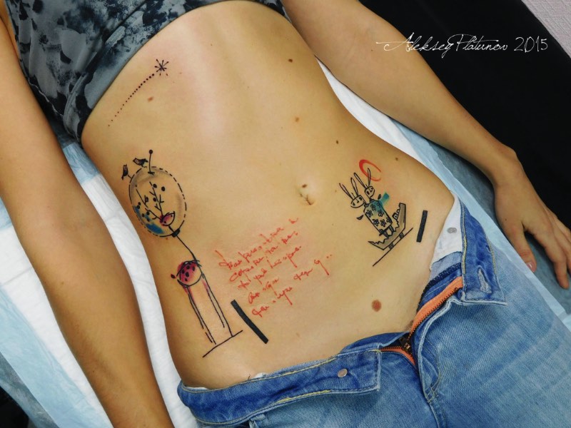 É na cidade russa de Kirov que Aleksey Platunov trabalha com seu estilo quase único de tatuagens. Ele criou seu estilo misturando rascunhos, linhas soltas, cores orgânicas, aquarelas e muita atenção aos detalhes de uma composição. Foi misturando todos esses elementos que ele desenvolveu um estilo de tatuagens lúdico, quase infantil e que parece ter pulado de um livro infantil. Não é algo que eu teria no meu corpo mas eu realmente gostei do que vi no portfólio dele no facebook.