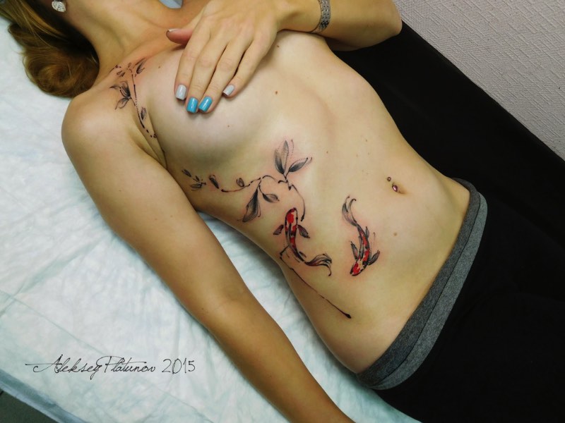 É na cidade russa de Kirov que Aleksey Platunov trabalha com seu estilo quase único de tatuagens. Ele criou seu estilo misturando rascunhos, linhas soltas, cores orgânicas, aquarelas e muita atenção aos detalhes de uma composição. Foi misturando todos esses elementos que ele desenvolveu um estilo de tatuagens lúdico, quase infantil e que parece ter pulado de um livro infantil. Não é algo que eu teria no meu corpo mas eu realmente gostei do que vi no portfólio dele no facebook.