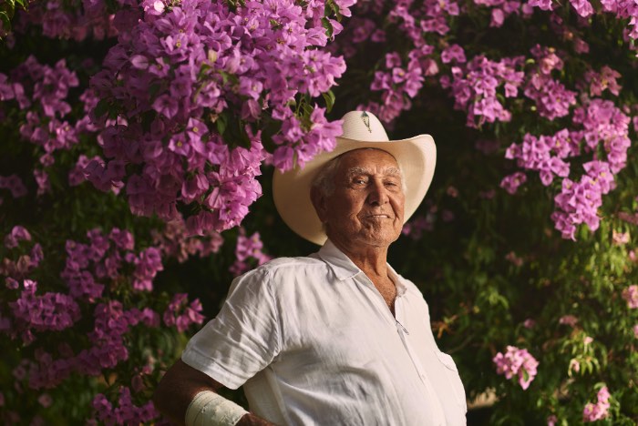 Minas Gerais: Caminhos do Sertão surgiu como um projeto fotográfico inspirado por Grande Sertão: Veredas, obra de Guimarães Rosa publicada em 1956. A ideia desse projeto do Bruno Fujii era de tentar recriar aquele mundo mas de um jeito nada artificial. Por isso que, nas fotos abaixo, você não vai ver ninguém vestido em trajes tradicionais já que o conceito é outro.