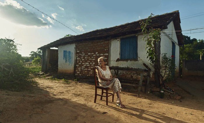 Minas Gerais: Caminhos do Sertão surgiu como um projeto fotográfico inspirado por Grande Sertão: Veredas, obra de Guimarães Rosa publicada em 1956. A ideia desse projeto do Bruno Fujii era de tentar recriar aquele mundo mas de um jeito nada artificial. Por isso que, nas fotos abaixo, você não vai ver ninguém vestido em trajes tradicionais já que o conceito é outro.