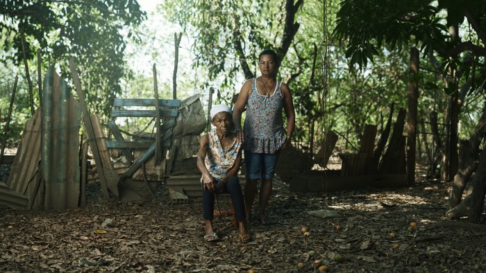 Minas Gerais: Caminhos do Sertão surgiu como um projeto fotográfico inspirado por Grande Sertão: Veredas, obra de Guimarães Rosa publicada em 1956. A ideia desse projeto do Bruno Fujii era de tentar recriar aquele mundo mas de um jeito nada artificial. Por isso que, nas fotos abaixo, você não vai ver ninguém vestido em trajes tradicionais já que o conceito é outro.