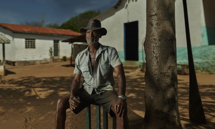 Minas Gerais: Caminhos do Sertão surgiu como um projeto fotográfico inspirado por Grande Sertão: Veredas, obra de Guimarães Rosa publicada em 1956. A ideia desse projeto do Bruno Fujii era de tentar recriar aquele mundo mas de um jeito nada artificial. Por isso que, nas fotos abaixo, você não vai ver ninguém vestido em trajes tradicionais já que o conceito é outro.