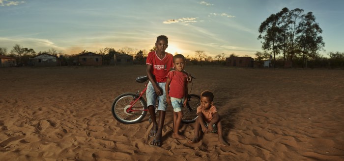 Minas Gerais: Caminhos do Sertão surgiu como um projeto fotográfico inspirado por Grande Sertão: Veredas, obra de Guimarães Rosa publicada em 1956. A ideia desse projeto do Bruno Fujii era de tentar recriar aquele mundo mas de um jeito nada artificial. Por isso que, nas fotos abaixo, você não vai ver ninguém vestido em trajes tradicionais já que o conceito é outro.