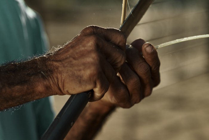 Minas Gerais: Caminhos do Sertão surgiu como um projeto fotográfico inspirado por Grande Sertão: Veredas, obra de Guimarães Rosa publicada em 1956. A ideia desse projeto do Bruno Fujii era de tentar recriar aquele mundo mas de um jeito nada artificial. Por isso que, nas fotos abaixo, você não vai ver ninguém vestido em trajes tradicionais já que o conceito é outro.