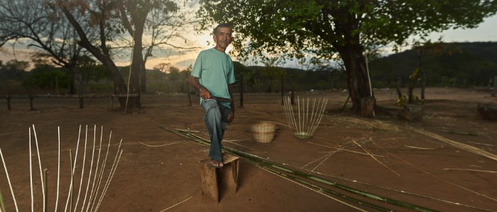 Minas Gerais: Caminhos do Sertão surgiu como um projeto fotográfico inspirado por Grande Sertão: Veredas, obra de Guimarães Rosa publicada em 1956. A ideia desse projeto do Bruno Fujii era de tentar recriar aquele mundo mas de um jeito nada artificial. Por isso que, nas fotos abaixo, você não vai ver ninguém vestido em trajes tradicionais já que o conceito é outro.