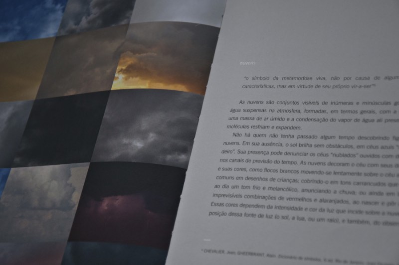 As imagens que você pode ver nesse artigo são do livro de Henrique Martins chamado Chove. Livro esse que foi desenvolvido com o apoio do Programa de Apoio e Incentivo à Cultura – Fundação Cultural de Curitiba e da Prefeitura Municipal de Curitiba –, com incentivo da Caixa Econômica Federal. Publicado no início de outubro de 2015, como o título diz, esse é um livro sobre a chuva. Um livro que mostra como superamos dias chuvosos, como eles despertam nossos sentidos e como podemos usar da chuva como narrativa visual.