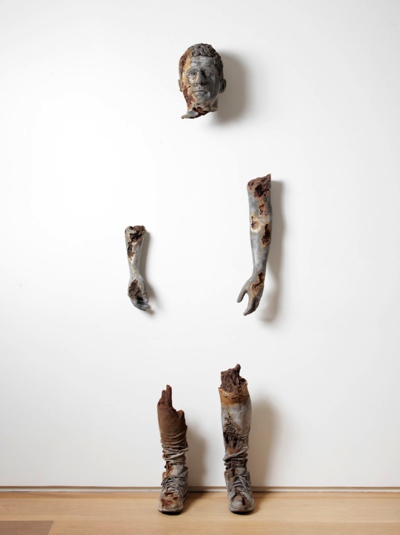 As estranhas esculturas de Daniel Arsham parecem que se posicionam numa tortuosa linha que fica entre a arte, a arquitetura e a performance. Digo isso por que suas esculturas vem com elementos arquitetônicos. Elementos esses que não deveriam existir nos temas que o artista transforma em esculturas. Ao mesmo tempo que essas obras parecem se mover, elas parecem representar algo ainda maior.