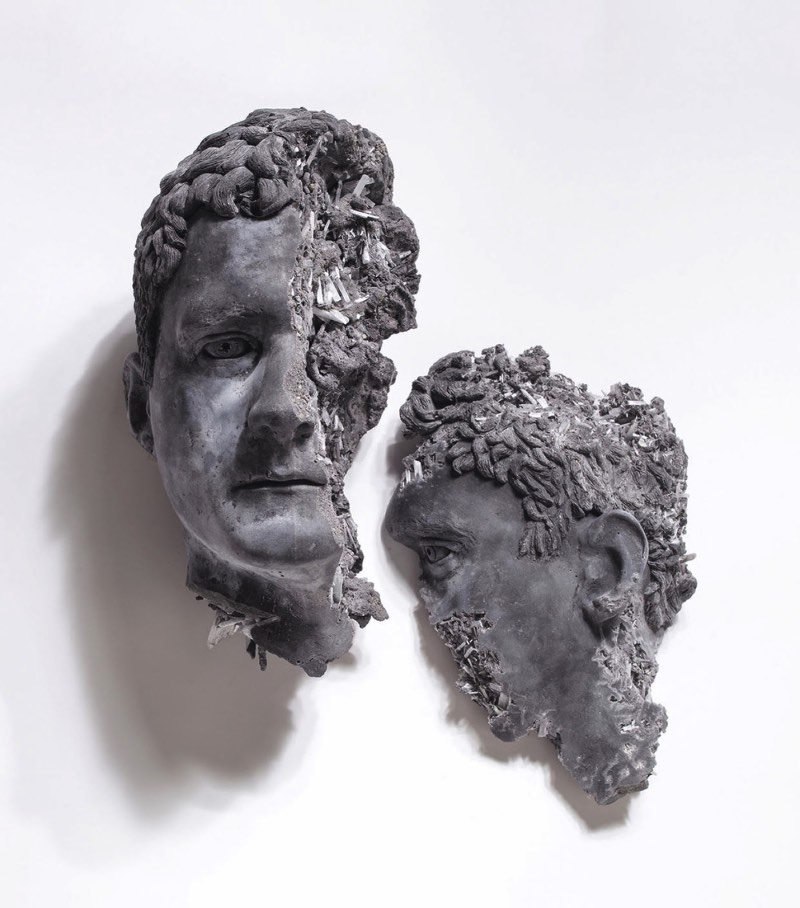 As estranhas esculturas de Daniel Arsham parecem que se posicionam numa tortuosa linha que fica entre a arte, a arquitetura e a performance. Digo isso por que suas esculturas vem com elementos arquitetônicos. Elementos esses que não deveriam existir nos temas que o artista transforma em esculturas. Ao mesmo tempo que essas obras parecem se mover, elas parecem representar algo ainda maior.