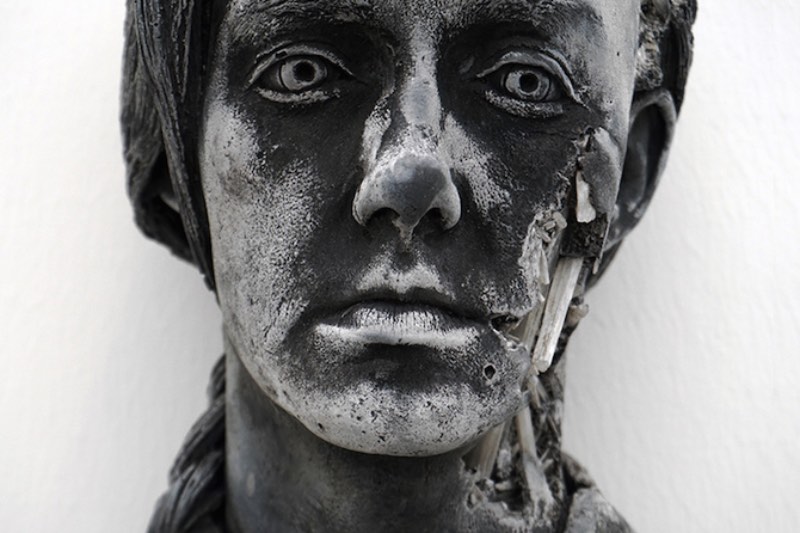 As estranhas esculturas de Daniel Arsham parecem que se posicionam numa tortuosa linha que fica entre a arte, a arquitetura e a performance. Digo isso por que suas esculturas vem com elementos arquitetônicos. Elementos esses que não deveriam existir nos temas que o artista transforma em esculturas. Ao mesmo tempo que essas obras parecem se mover, elas parecem representar algo ainda maior.