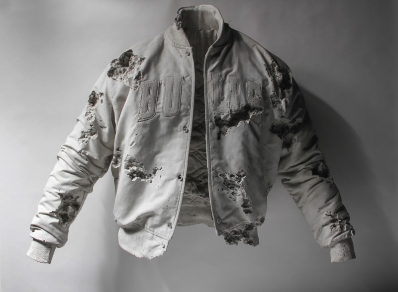 As estranhas esculturas de Daniel Arsham parecem que se posicionam numa tortuosa linha que fica entre a arte, a arquitetura e a performance. Digo isso por que suas esculturas vem com elementos arquitetônicos. Elementos esses que não deveriam existir nos temas que o artista transforma em esculturas. Ao mesmo tempo que essas obras parecem se mover, elas parecem representar algo ainda maior.