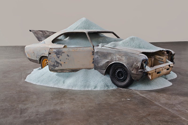 As estranhas esculturas de Daniel Arsham parecem que se posicionam numa tortuosa linha que fica entre a arte, a arquitetura e a performance. Digo isso por que suas esculturas vem com elementos arquitetônicos. Elementos esses que não deveriam existir nos temas que o artista transforma em esculturas. Ao mesmo tempo que essas obras parecem se mover, elas parecem representar algo ainda maior.