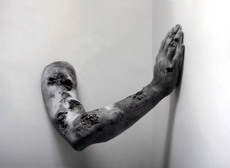 As estranhas esculturas de Daniel Arsham parecem que se posicionam numa tortuosa linha que fica entre a arte, a arquitetura e a performance. Digo isso por que suas esculturas vem com elementos arquitetônicos. Elementos esses que não deveriam existir nos temas que o artista transforma em esculturas. Ao mesmo tempo que essas obras parecem se mover, elas parecem representar algo ainda maior.