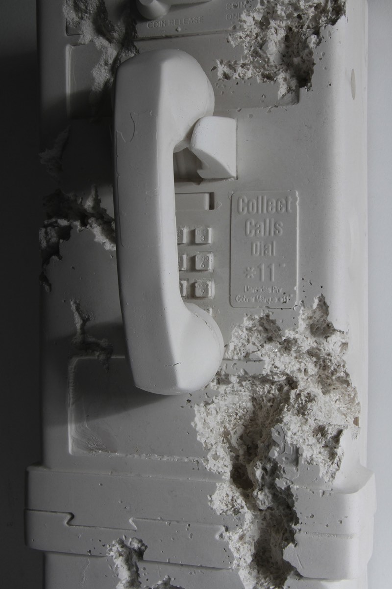 As estranhas esculturas de Daniel Arsham parecem que se posicionam numa tortuosa linha que fica entre a arte, a arquitetura e a performance. Digo isso por que suas esculturas vem com elementos arquitetônicos. Elementos esses que não deveriam existir nos temas que o artista transforma em esculturas. Ao mesmo tempo que essas obras parecem se mover, elas parecem representar algo ainda maior.