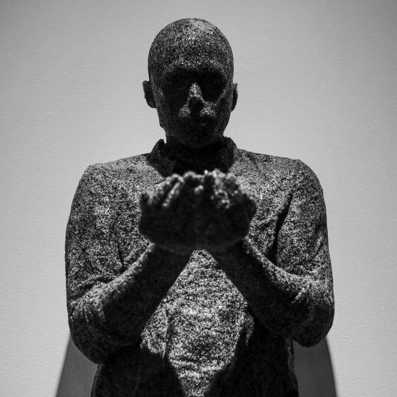 As estranhas esculturas de Daniel Arsham parecem que se posicionam numa tortuosa linha que fica entre a arte, a arquitetura e a performance. Digo isso por que suas esculturas vem com elementos arquitetônicos. Elementos esses que não deveriam existir nos temas que o artista transforma em esculturas. Ao mesmo tempo que essas obras parecem se mover, elas parecem representar algo ainda maior.