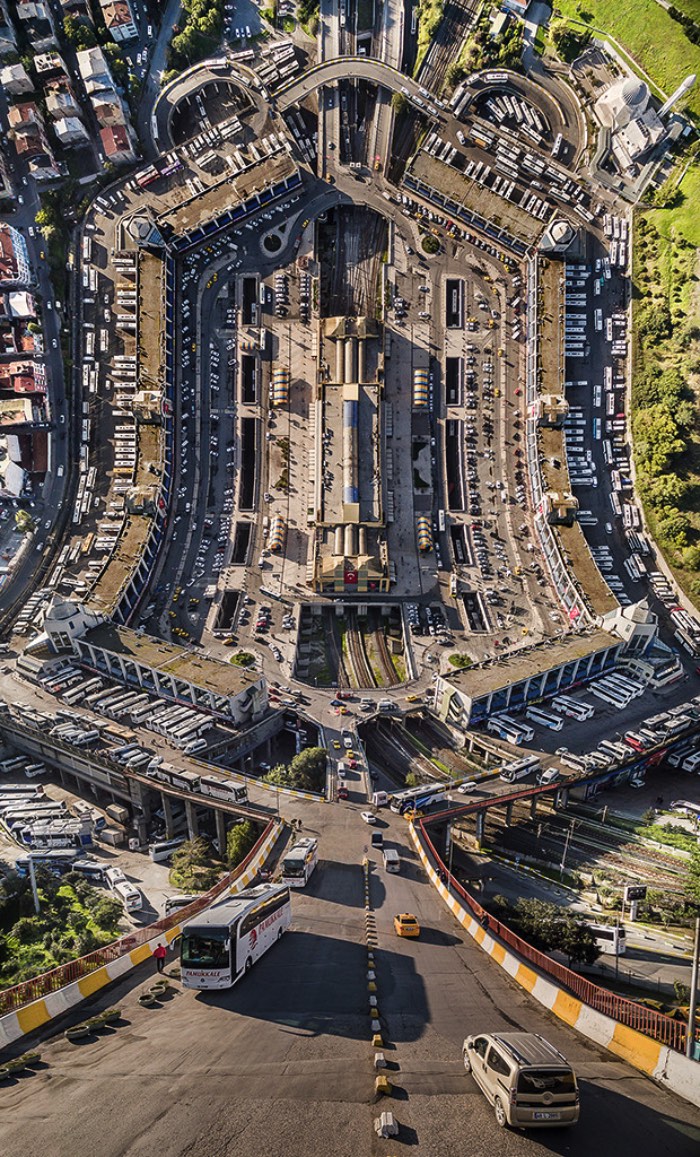 Alô você fã do filme Inception, Flatland não é a continuação do filme mas o trabalho fotográfico de Ayd?n Bu?yu?ktas? que resolveu experimentar com as dimensões visuais de Istambul. Inspirado pelo livro de Edwin Abbott Flatland: a romance of many dimensions (Terra Plana: Um romance de várias dimensões em tradução livre), que conta a história de um mundo bidimensional habitado por figuras geométricas. Foi assim que surgiu a ideia desse projeto fotográfico que distorce as leis da física.
