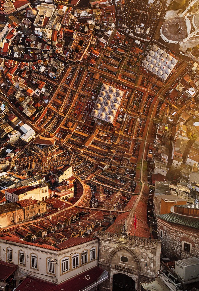 Alô você fã do filme Inception, Flatland não é a continuação do filme mas o trabalho fotográfico de Ayd?n Bu?yu?ktas? que resolveu experimentar com as dimensões visuais de Istambul. Inspirado pelo livro de Edwin Abbott Flatland: a romance of many dimensions (Terra Plana: Um romance de várias dimensões em tradução livre), que conta a história de um mundo bidimensional habitado por figuras geométricas. Foi assim que surgiu a ideia desse projeto fotográfico que distorce as leis da física.
