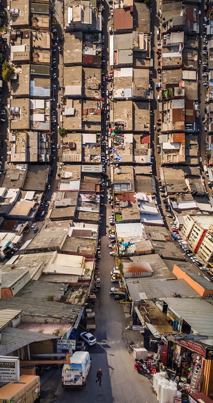 Alô você fã do filme Inception, Flatland não é a continuação do filme mas o trabalho fotográfico de Ayd?n Bu?yu?ktas? que resolveu experimentar com as dimensões visuais de Istambul. Inspirado pelo livro de Edwin Abbott Flatland: a romance of many dimensions (Terra Plana: Um romance de várias dimensões em tradução livre), que conta a história de um mundo bidimensional habitado por figuras geométricas. Foi assim que surgiu a ideia desse projeto fotográfico que distorce as leis da física.