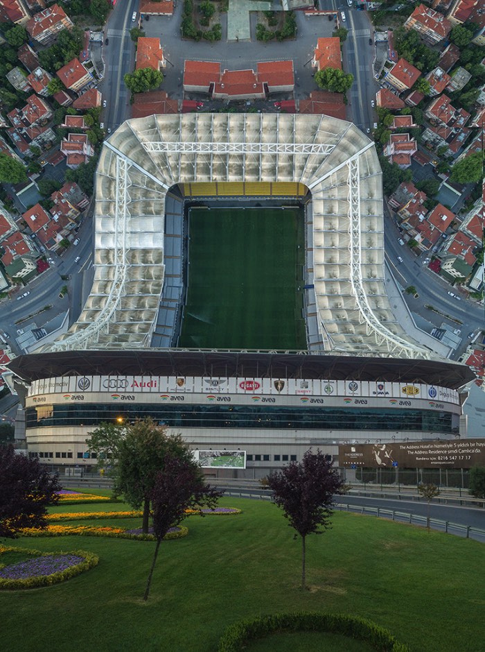 Alô você fã do filme Inception, Flatland não é a continuação do filme mas o trabalho fotográfico de Ayd?n Bu?yu?ktas? que resolveu experimentar com as dimensões visuais de Istambul. Inspirado pelo livro de Edwin Abbott Flatland: a romance of many dimensions (Terra Plana: Um romance de várias dimensões em tradução livre), que conta a história de um mundo bidimensional habitado por figuras geométricas. Foi assim que surgiu a ideia desse projeto fotográfico que distorce as leis da física.