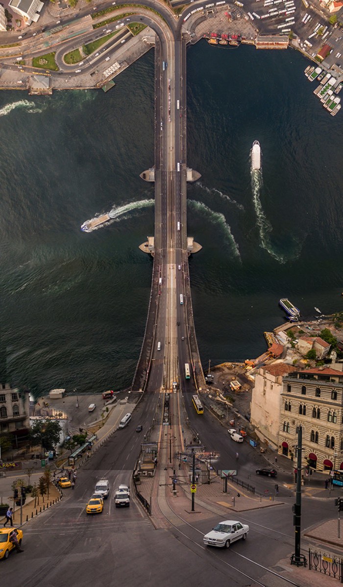 Alô você fã do filme Inception, Flatland não é a continuação do filme mas o trabalho fotográfico de Ayd?n Bu?yu?ktas? que resolveu experimentar com as dimensões visuais de Istambul. Inspirado pelo livro de Edwin Abbott Flatland: a romance of many dimensions (Terra Plana: Um romance de várias dimensões em tradução livre), que conta a história de um mundo bidimensional habitado por figuras geométricas. Foi assim que surgiu a ideia desse projeto fotográfico que distorce as leis da física.