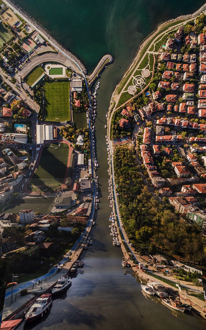 Alô você fã do filme Inception, Flatland não é a continuação do filme mas o trabalho fotográfico de Ayd?n Bu?yu?ktas? que resolveu experimentar com as dimensões visuais de Istambul. Inspirado pelo livro de Edwin Abbott Flatland: a romance of many dimensions (Terra Plana: Um romance de várias dimensões em tradução livre), que conta a história de um mundo bidimensional habitado por figuras geométricas. Foi assim que surgiu a ideia desse projeto fotográfico que distorce as leis da física.