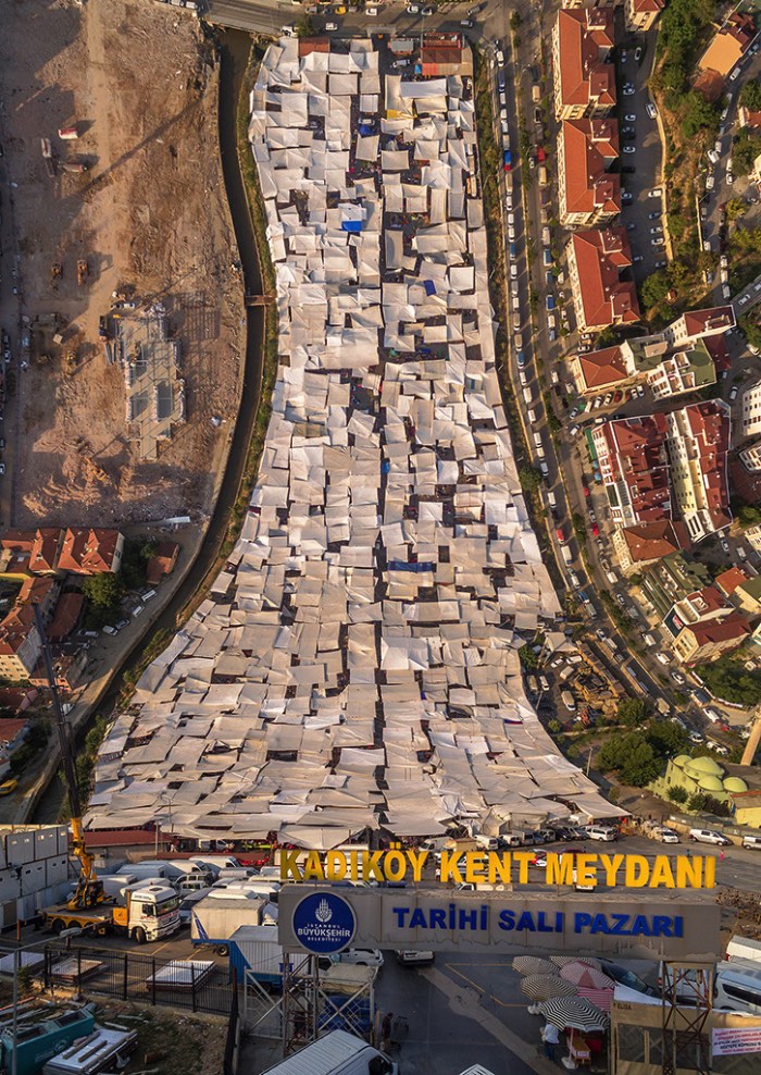 Alô você fã do filme Inception, Flatland não é a continuação do filme mas o trabalho fotográfico de Ayd?n Bu?yu?ktas? que resolveu experimentar com as dimensões visuais de Istambul. Inspirado pelo livro de Edwin Abbott Flatland: a romance of many dimensions (Terra Plana: Um romance de várias dimensões em tradução livre), que conta a história de um mundo bidimensional habitado por figuras geométricas. Foi assim que surgiu a ideia desse projeto fotográfico que distorce as leis da física.