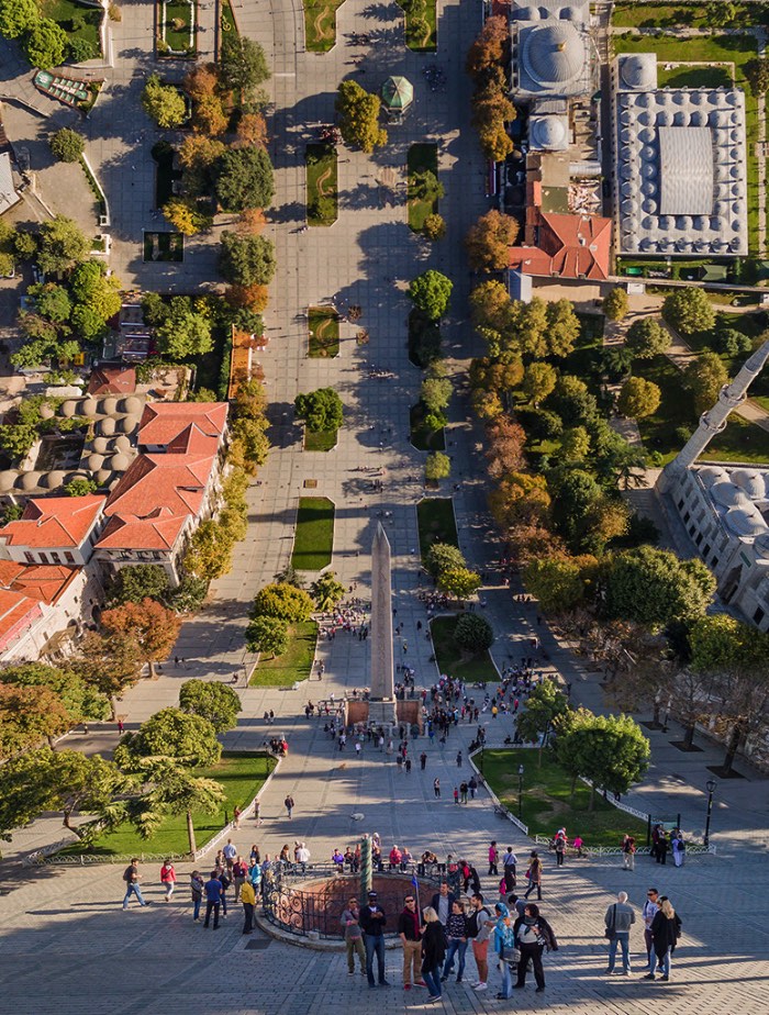 Alô você fã do filme Inception, Flatland não é a continuação do filme mas o trabalho fotográfico de Ayd?n Bu?yu?ktas? que resolveu experimentar com as dimensões visuais de Istambul. Inspirado pelo livro de Edwin Abbott Flatland: a romance of many dimensions (Terra Plana: Um romance de várias dimensões em tradução livre), que conta a história de um mundo bidimensional habitado por figuras geométricas. Foi assim que surgiu a ideia desse projeto fotográfico que distorce as leis da física.