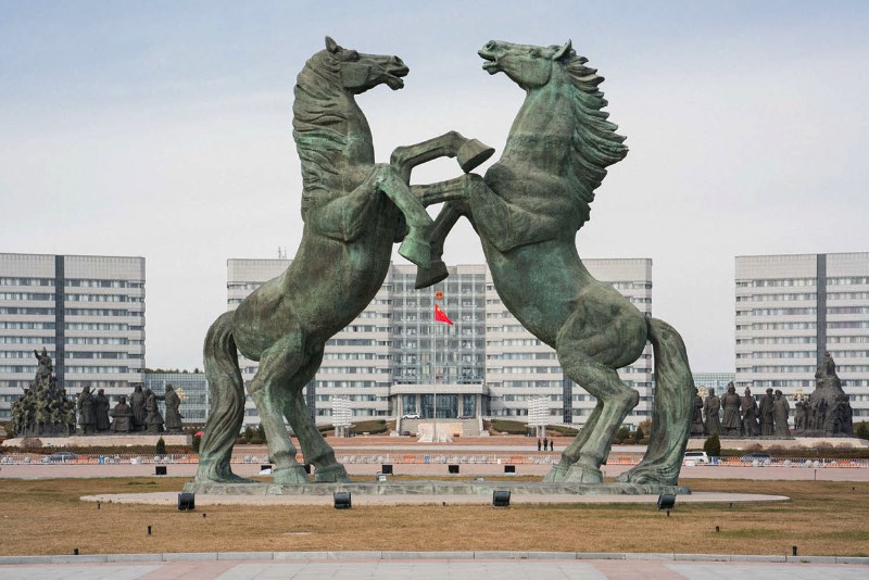 Fotos de uma Cidade Fantasma Chinesa por Raphael Olivier - Ordos é uma cidade fantasma no estado chinês da Mongólia Interior. Sim, as fotos que você vai ver abaixo são de uma enorme cidade fantasma chinesa. Mas, como que isso pode acontecer nos dias de hoje? Parece complicado mas nem é de verdade.