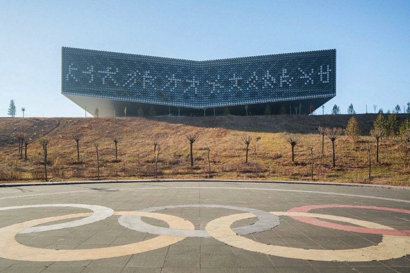 Fotos de uma Cidade Fantasma Chinesa por Raphael Olivier - Ordos é uma cidade fantasma no estado chinês da Mongólia Interior. Sim, as fotos que você vai ver abaixo são de uma enorme cidade fantasma chinesa. Mas, como que isso pode acontecer nos dias de hoje? Parece complicado mas nem é de verdade.