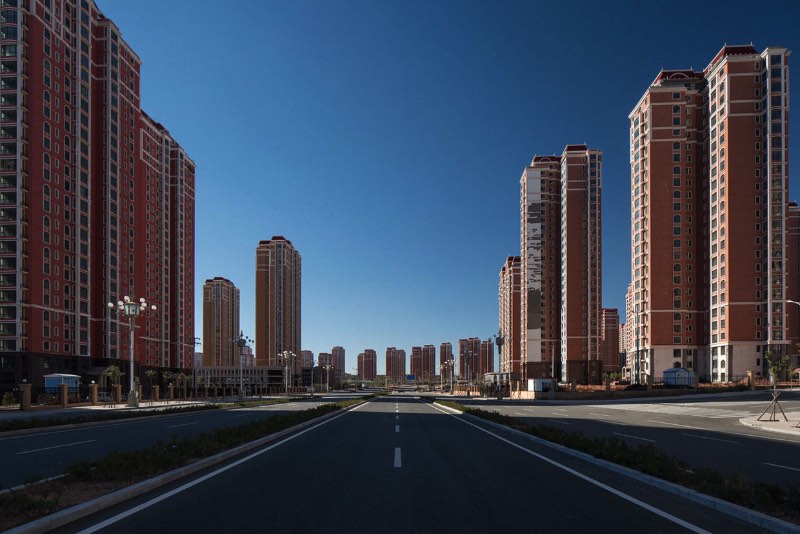 Fotos de uma Cidade Fantasma Chinesa por Raphael Olivier - Ordos é uma cidade fantasma no estado chinês da Mongólia Interior. Sim, as fotos que você vai ver abaixo são de uma enorme cidade fantasma chinesa. Mas, como que isso pode acontecer nos dias de hoje? Parece complicado mas nem é de verdade.